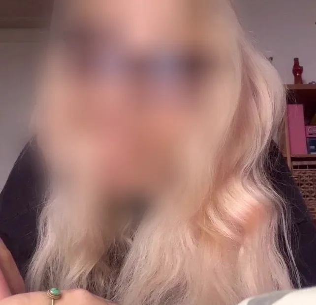 Ester, 23