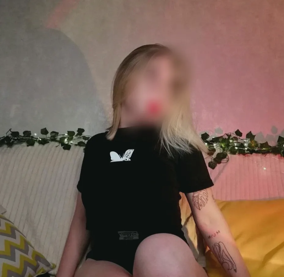 Nour, 22